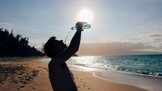 A decis sa bea 4 litri de apa pe zi, timp de o luna, iar rezultatele l-au socat! Cum arata barbatul dupa ce a facut acest experiment