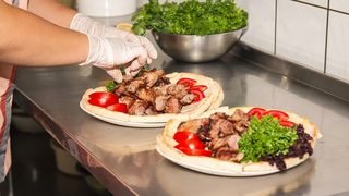 Acestea sunt cele mai mari greseli din bucatarie! Lucrul pe care trebuie sa il faci neaparat inainte sa gatesti carne