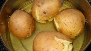 Nu mai aruncati apa in care au fiert cartofii sau pastele! Este incredibil la ce poate fi folosita. Asta e unul dintre secretele pe care nu ti le-a zis nimeni