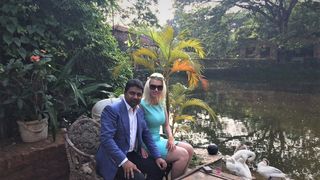 Alaturi de sotul ei miliardar