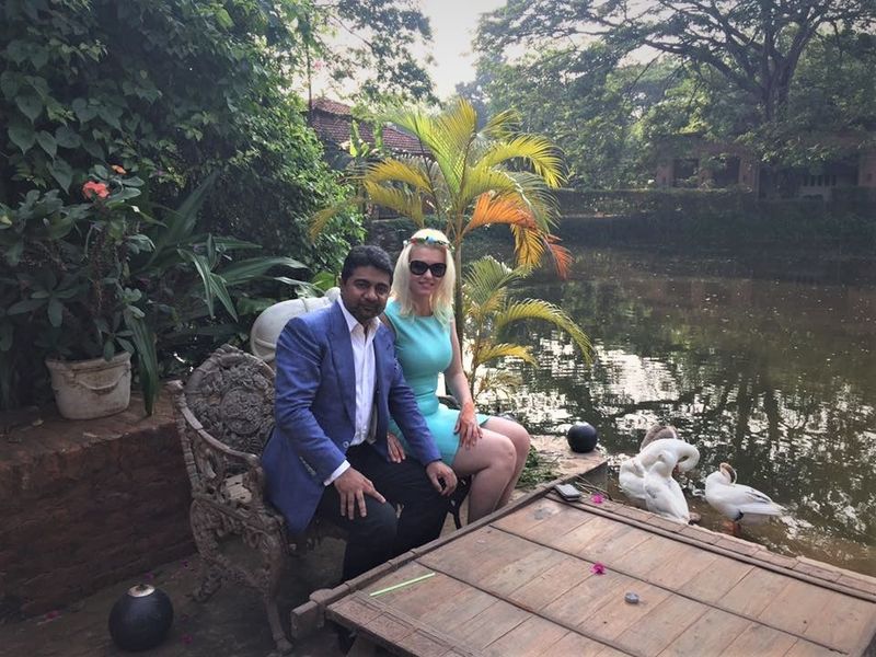 Alaturi de sotul ei miliardar