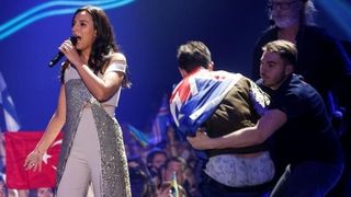 S-a aflat cine este barbatul care si-a aratat fundul in timpul finalei Eurovision - Este un om extrem e celebru: "Nu regret ce am facut!"