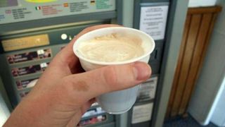 Bei cafea la plic sau de la automat? Nu o sa o mai faci, dupa ce afli ce contine de fapt