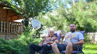 Baiatul lui Szobi Cseh strange 10.000 de lei pentru a muta "bojdeuca" celebrului sau parinte la 45 de kilometri de Bucuresti!