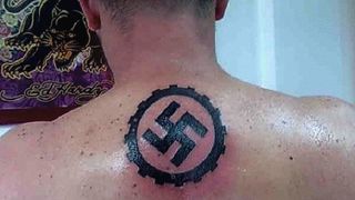 Cheloo are o svastica tatuata pe spate