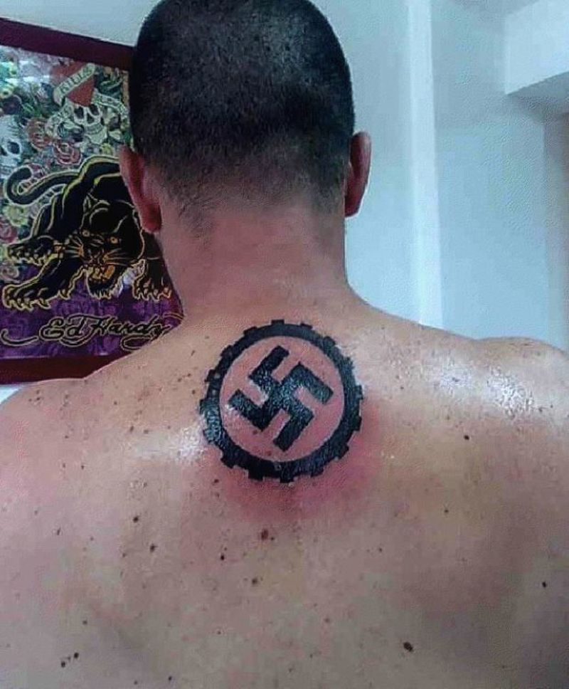 Cheloo are o svastica tatuata pe spate