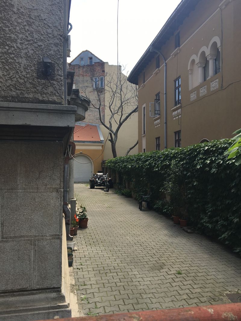 Acest autovehicul din curtea vilei din Mihaileanu atrage toate privirile