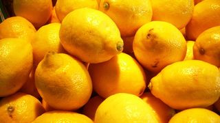 Bomba din supermarket. Ce a gasit o femeie scris pe eticheta unor lamai