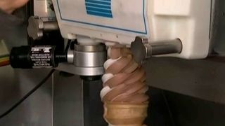 Praf la cornet. Asta cumpara oamenii de la tonomatele de inghetata de pe strada "Daca ai citi ce contine, mori!"