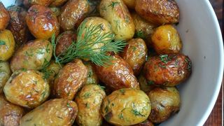 Cureti cartofii noi de coaja sau ii lasi asa? Uite ce spun specialistii ca e mai bine sa faci