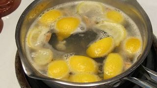 Fierbeti lamaie seara si beti lichidul imediat cum va treziti. Veti fi socati de efecte!