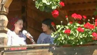 Trucuri din Maramures pentru ca muscatele si petuniile sa reziste cat mai mult! "Saptamanal le facem o cosmetizare cu vitamine"