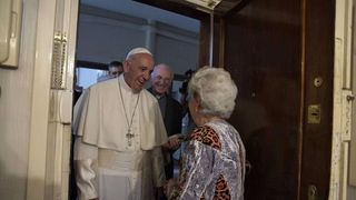 O familie de romani ortodocsi a fost vizitata chiar de Papa Francisc