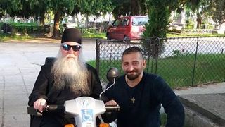 Pictorul Paul Hitter, alaturi de preotul nonconformist