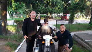 Imagini incredible la Manastirea Cernica! Un preot cu ochelari de soare se plimba cu scuterul prin curtea lacusului de cult!