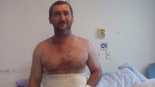 El e barbatul care are mana cusuta in abdomen! Ce s-a intamplat cu el dupa ce medicii au luat aceasta decizie surprinzatoare