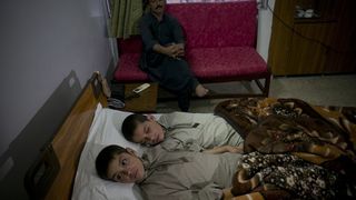 Ziua sunt doi copii obisnuiti, iar noaptea paralizeaza complet! Cazul care i-a uimit si pe medici