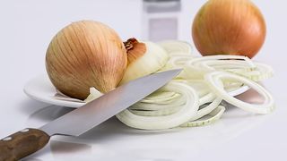 Curatatul cepei ne face sa plangem, iar decojitul de oua fierte si de cartofi ne da batai de cap! 8 trucuri cu ajutorul carora gospodinele vor deveni specialiste in bucatarie!