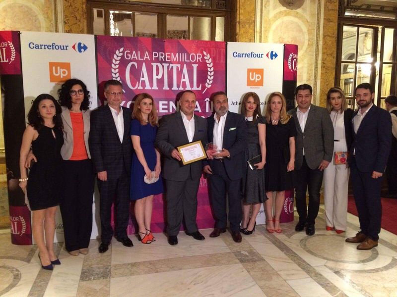 Domnul Haluk Kurcer (Presedinte Kanal D si membru executiv al Consiliului de Administratie Dogan Media International), Domnul Ugur Yesil (Manager general Kanal D), Domnul Fatih Salis (Director Stiri si Productii Interne Kanal D) alaturi de restul echipei 