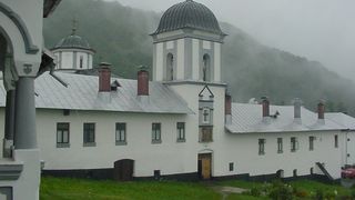 Singura manastire din Romania in care femeile nu au voie sa intre. "Cele care indraznesc a trece sa fie sub blestem si toate nenorocirile sa vie asupra lor"