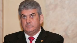 Imagine rara cu Gabriel Oprea si sotia sa! Implicat in mai multe procese, fostul ministru de Interne bea un pahar cu vin, in timp ce partenera de viata il imbratiseaza!