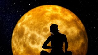 Cum influenteaza "Luna-Capsuna" viata zodiilor. Fenomenul care are loc o data pe an va aduce transformari radicale pentru toate zodiile