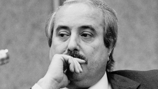 Cum arata blocul unde a locuit judecatorul antimafia Giovani Falcone! Dupa ce a condamnat 400 de mebri ai mafiei Siciliene, a fost asasinat, iar casa lui e loc de pelerinaj!