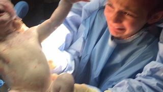 Speriata si cu ochii in lacrimi, o fetita de 12 ani isi aduce fratiorul pe lume! Imaginile cu momentul nasterii sunt terifiante!