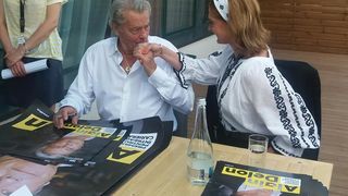 Manuela Harabor, intalnire emotionanta cu marele Alain Delon: "M-a complimentat! Alain Delon mi-a spus ca sunt tare frumoasa!" Vezi ce autograf superb a primit actrita