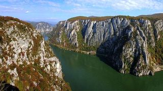 Singurul loc din Romania unde muntele se intalneste cu apa. Nu degeaba spun strainii ca avem o tara minunata