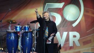 Un celebru cantaret si om de televiziune din Romania este in stare critica dupa ce a suferit un accident cerebral. Petre Magdin are 73 de ani si se lupta pentru a trai