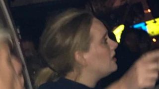 Imagini emotionante. Adele a vizitat Grenfell Tower pentru a le oferi sprijin victimelor incendiului - Cantareata a fost fotografiata cu lacrimi in ochi