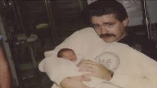 A fost abandonat de mama lui si lasat sa moara intr-un tomberon. Ce a urmat insa i-a schimbat viata pentru totdeauna