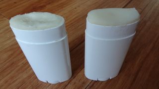 Tu stii care este diferenta dintre deodorant si antiperspirant? Iata care este varianta mai sanatoasa