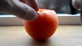 Boala rara care ii face pe oameni sa vada obiectele intr-un mod diferit. Ce a descoperit un tanar intr-o rosie