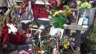 Mormantul cantaretei decedate in incendiul de la restaurantul Beirut a devenit obiectiv turistic! Nu mai exista in toata Constanta un loc de veci atat de vesel!