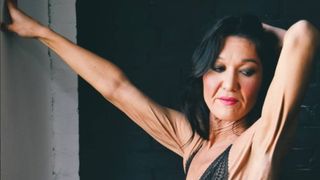 Tanara care se lupta cu o boala ce o face sa para mult mai batrana decat este. Are kilograme de piele in exces