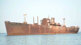 Te-ai intrebat vreodata cum arata in interior celebra epava de la Costinesti? Un constantean a mers si a filmat totul acolo - Pe cat este de sinistru, pe atat este de spectaculos