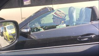 Femeia aceasta a paralizat traficul din Capitala! E pensionara, conduce un bolid decapotabil si poarta palarie de 200 de euro