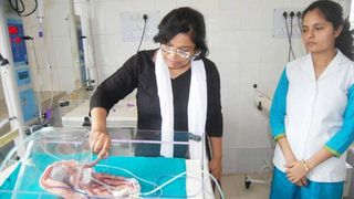 "Dumnezeu ne-a blestemat pentru pacatele noastre". Doi parinti in agonie dupa ce copilul lor s-a nascut cu patru maini, patru picioare si doua trunchiuri