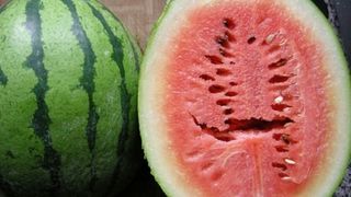 Daca tai un pepene in doua si vezi ca are o crapatura in miez, arunca-l imediat la gunoi! Uite ce inseamna acest lucru