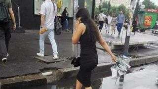 Cum a aparut aceasta tanara in Piata Unirii din Capitala, dupa o ploaie torentiala! A intors toate privirile