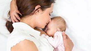 Alaptarea de lunga durata ar putea creste riscul aparitiei cariilor la copii