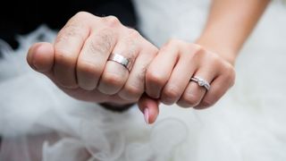 Stiai asta? De ce se poarta verigheta pe degetul inelar? Asta este explicatia