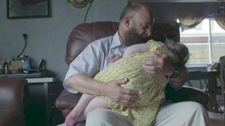 Fiecare copil care ajunge in casa lui moare! Pana acum 80 de micuti au murit in bratele lui - Afla povestea emotionanta a acestui barbat