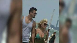 Elena Udrea, plimbare romantica pe plaja alaturi de iubitul ei