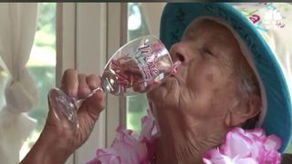 O femeie in varsta de 100 de ani spune ca secretul longevitatii sale este vinul: "Sa nu mi-l luati"