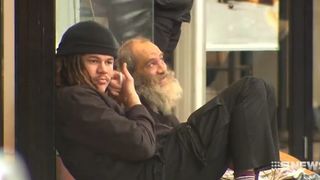 Drama unei mame al carei baiat a devenit dependent de droguri. Doarme cu el pe strazi: "A fost un copil extraordinar, iar acum a ajuns un zombie"