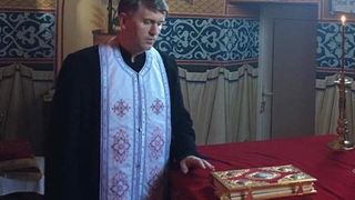 Cristian Pomohaci, atins de cultul personalitatii! Cum a ajuns preotul-cantaret sa aiba panouri-gigant cu propriul chip! Autoritatile locale iau acum in calcul sa-l elimine din materialele promotionale