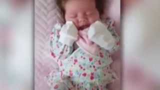 Fetita care i-a uimit si pe medici inca de la nastere! La doar o luna, micuta face senzatie pe internet cu parul ei bogat